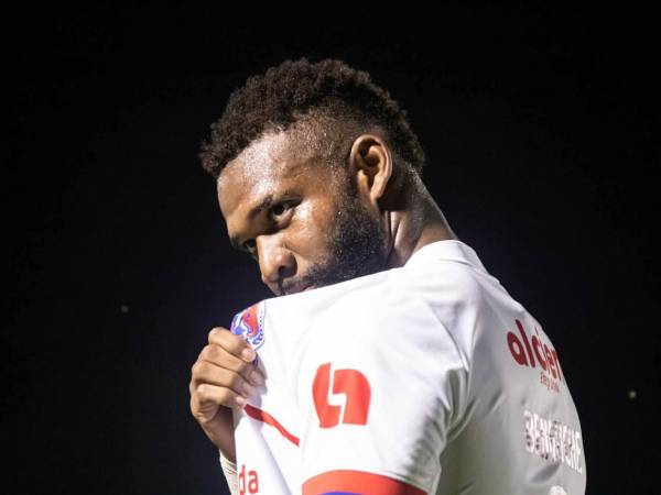 Jorge Benguché mostrando el escudo del Olimpia.