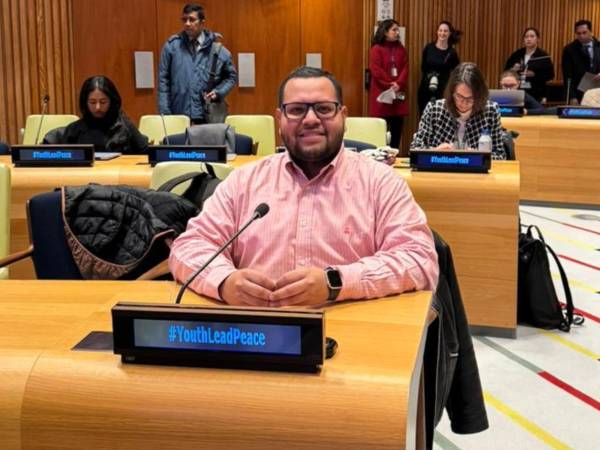 El joven hondureño Fernando Paz representó este lunes a la juventud hondureña en el High-Level Stocktaking Event, conmemorativo del 10.º aniversario de la Resolución 2250 del Consejo de Seguridad de la Organización de las Naciones Unidas (ONU) en Nueva York, Estados Unidos.