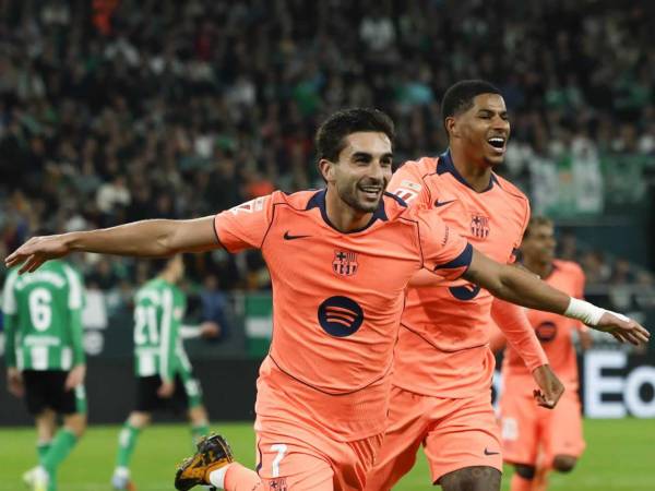 Ferran Torres celebrando su segundo gol del partido contra el Betis para la remontada del Barcelona.