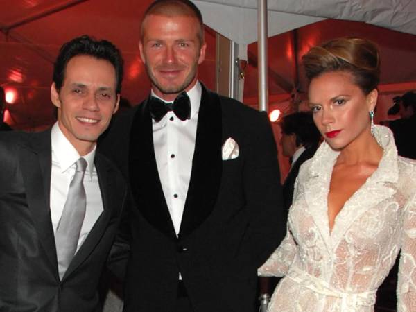 Marc Anthony en una foto de archivo junto a sus amigos, David y Victoria Beckham.