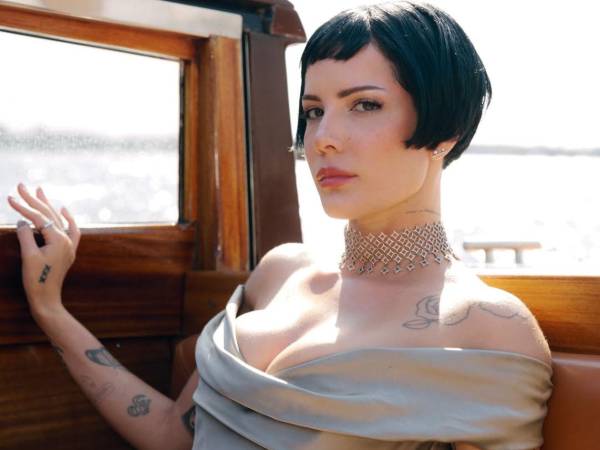 Halsey en su carrera obtuvo grandes éxitos musicales por sus colaboraciones como Boy With Luv con BTS y Closes con The Chainsmokers.