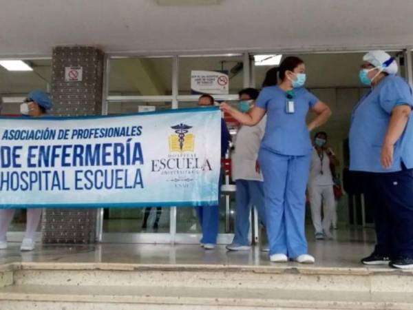 Al menos 82 enfermeras profesionales fueron despedidas, y el gremio busca que sean reintegradas a sus puestos de trabajo.