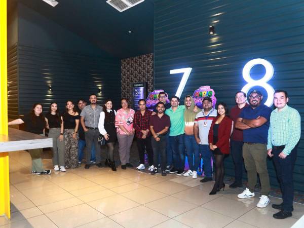 Parte del equipo de Redacción de Diario La Prensa previo a disfrutar de una producción cinematográfica en Metrocinemas, en el Megamall de San Pedro Sula.