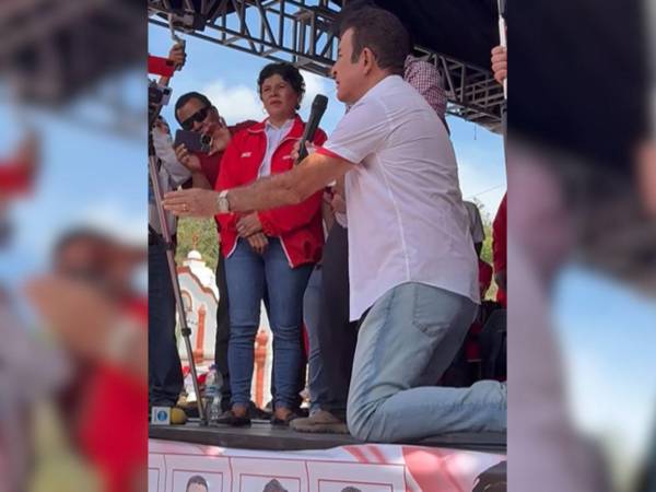 Salvador Nasralla se arrodila en mitin político en Lepaera, Lempira.