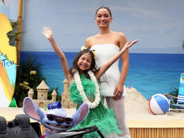 La actriz hawaiana Sidney Agudong promociona Lilo y Stich junto a la jovencísima Maia Kealoha.