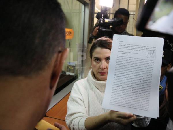 La consejera del CNE Cossette López durante una conferencia de prensa.