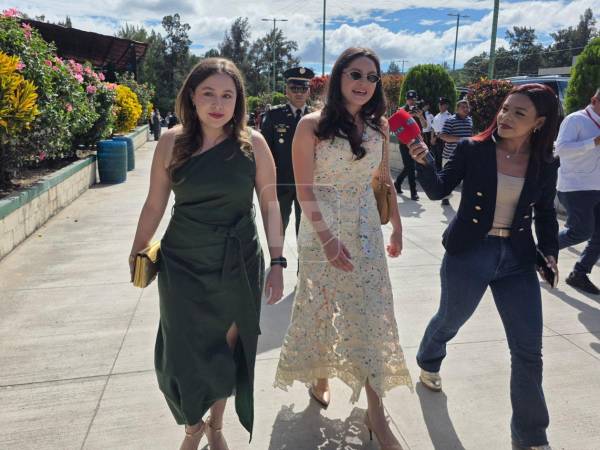 Daniela e Isabela, hijas del expresidente hondureño Juan Orlando Hernández (2014-2018 y 2018-2022), sorprendieron este jueves al presentarse al Campo de Parada Marte, en Tegucigalpa, para presenciar la ceremonia de traspado de mando y retiro de altos oficiales de las Fuerzas Armadas (FFAA).
