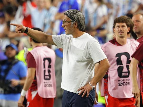 Murat Yakin compareció ante los medios de comunicación con evidente molestia por la expulsión de Breel Embolo, una decisión arbitral que, según su criterio, cambió por completo el rumbo del encuentro
