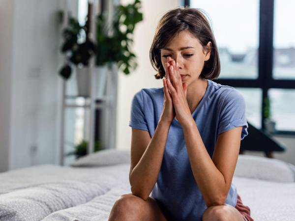 Sentir tristeza tras una ruptura o la muerte de un ser querido es lo más normal del mundo, pero existen herramientas psicológicas que ayudan a sentirse mejor poco a poco.