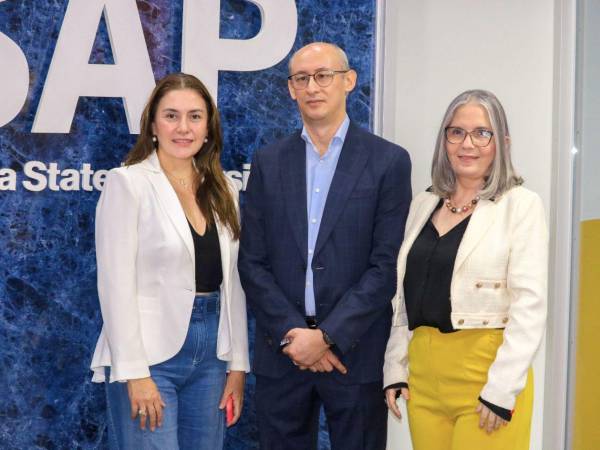 Karina Castejón de Jaar, miembro del Consejo Administrativo de la Universidad de San Pedro Sula; Edwin Gómez, CEO de ICG Inter Consulting Group; y Beatriz Brito, Decana de Posgrado y Educación Continua.