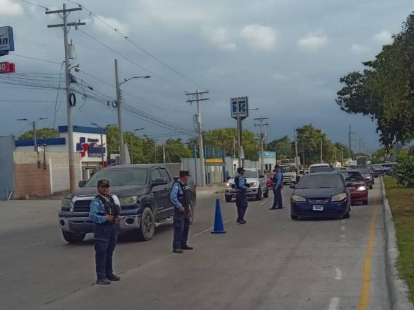Retenes policiales instalados en vías de alto tránsito vehicular en San Pedro Sula.