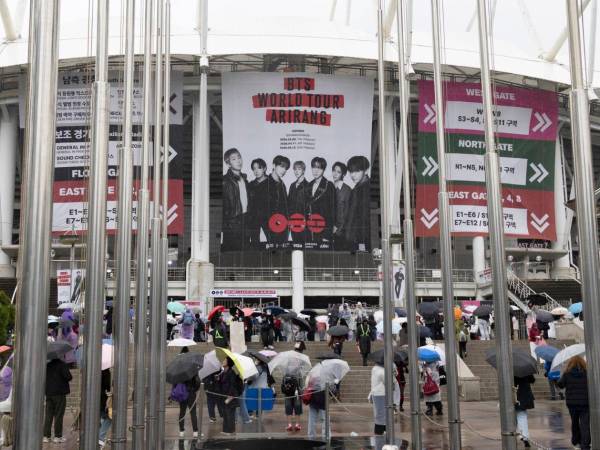 Seguidores de BTS llegan para el concierto en Goyang.