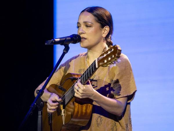 ‘Cancionera’, con su artesanía del corazón, se siente como un abrazo que reconforta mientras llega la lluvia”, sentencia la reseña sobre el más reciente trabajo musical de la cantautoraNatalia Lafourcade, laureada con más de 20 Latin Grammys.