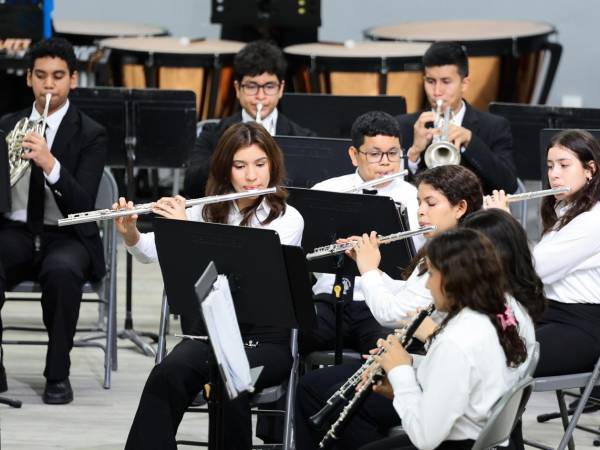 La Orquesta de Vientos Benjamín Acevedo fue la primera en salir al escenario.