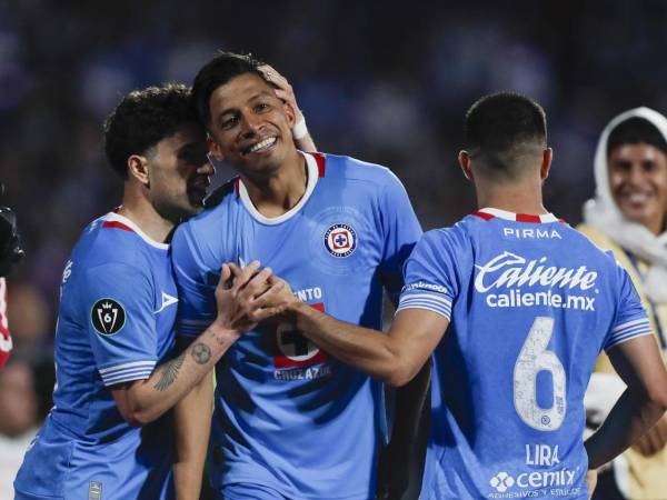 Sepúlveda celebra su anotación junto a sus compañeros de Cruz Azul.