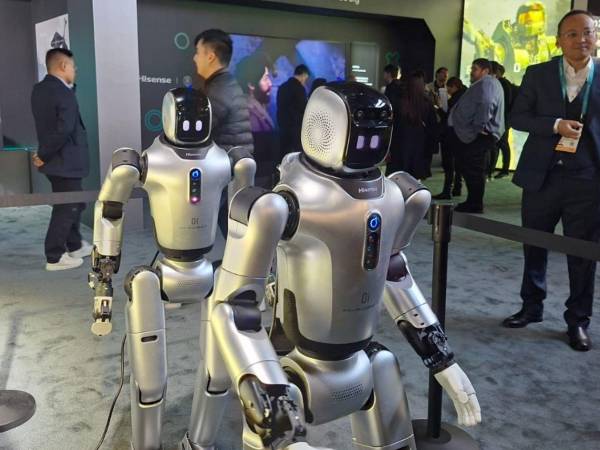 Los robots reinan en el CES 2026. Lavan y doblan ropa, bailan, conversan y hasta juegan a los dados, impulsados por IA.