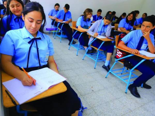 <b>Los alumnos de las Escuelas Normales Bilingües recibirán clases de las 7:00 am a 3:00 pm.</b>