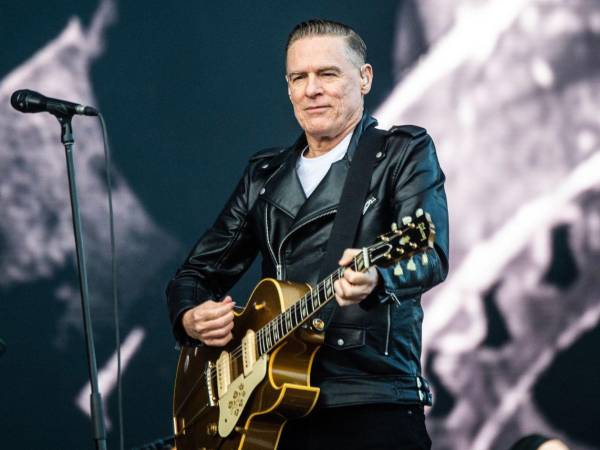 Fotografía de archivo de una presentación del cantante y compositor canadiense Bryan Adams, en Odense (Dinamarca).