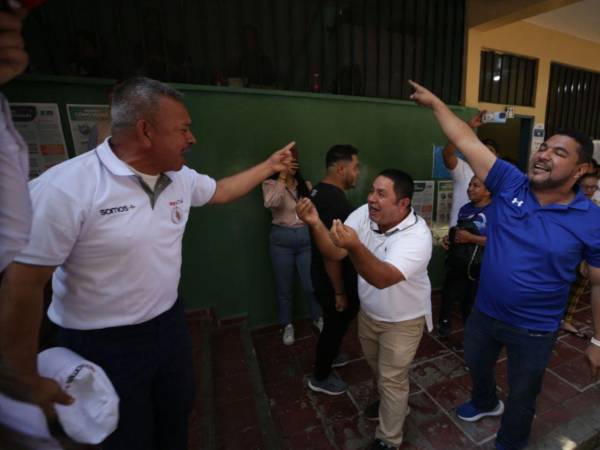 “No volverán” y “Se Van”, fueron las consignas que gritaban simpatizantes de Libre y Partido Nacional en un intento de zafarrancho en el centro de votación CEB Maximiliano Sagastume, en Tegucigalpa.