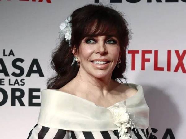 Verónica Castro volvió a convertirse en centro de atención luego de presumir una renovada imagen a sus 73 años. La actriz mexicana sorprendió con un corte de cabello más corto, tonos plateados y un maquillaje pensado para resaltar sus facciones y mantener la naturalidad que la ha caracterizado a lo largo de su trayectoria.