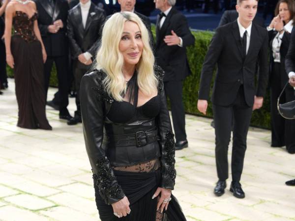 La legendaria Cher continúa consolidándose como una de las artistas más exitosas e influyentes de la industria del entretenimiento. A sus 80 años, la cantante, actriz y empresaria acumula una fortuna estimada en 360 millones de dólares, respaldada por una trayectoria que abarca más de seis décadas.