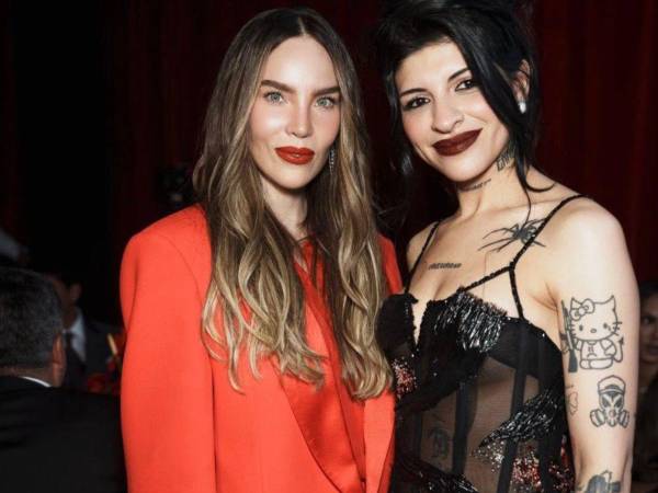 Vestidas de manera elegante, Belinda y Cazzu intercambiaron un abrazo que pronto se viralizó en redes sociales.