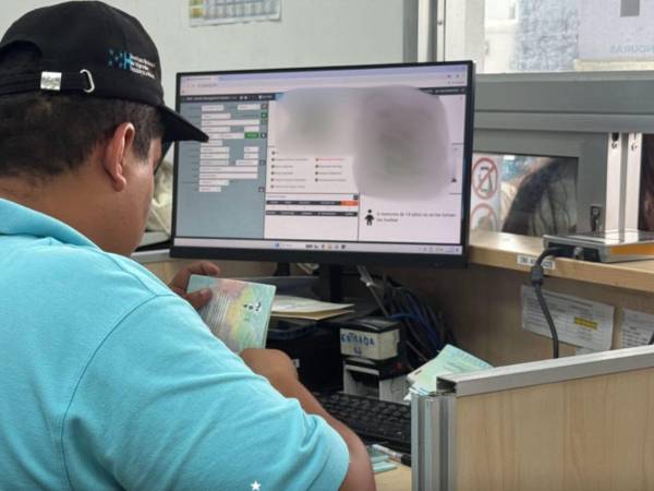 El personal del Instituto Nacional de Migración brinda atención a los viajeros con destino a Guatemala, a través de la delegación terrestre ubicada en Corinto.