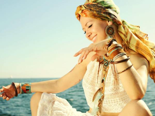 Los pañuelos son los complementos estrellas de este verano. Explora las diversas formas de lucirlos; asimismo, los maxicollares, pulseras y aretes superpuestos.