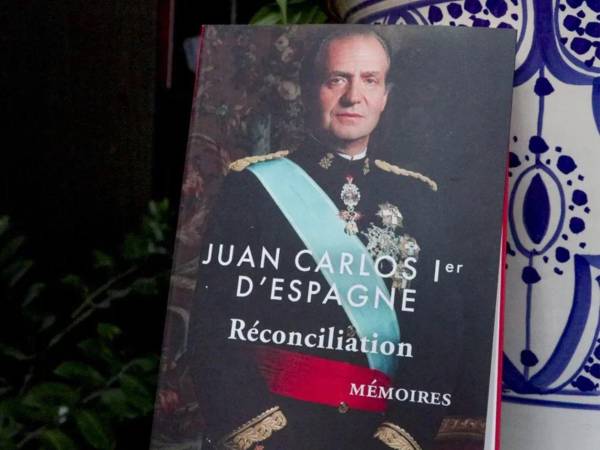 ‘Reconciliación’ es el título del libro de Juan Carlos I que ya está en las librerías francesas, anticipándose a la edición en español y coincidiendo con el viaje del Emérito a Sanxenxo en Galicia, España. Regreso simbólico a España mientras sus memorias sacuden la monarquía. En el libro critica a su hijo: ‘Como rey, firme; como hijo, insensible’.