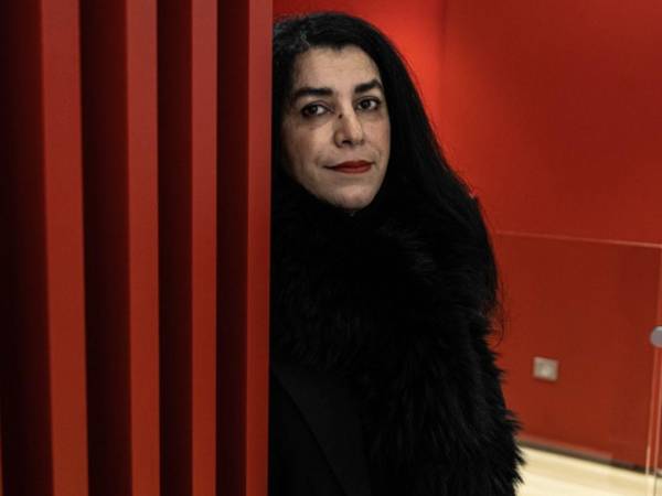 Marjane Satrapi alcanzó fama internacional con Persépolis, una autobiografía gráfica que relata su infancia y adolescencia en Irán durante la Revolución Islámica y su posterior exilio.