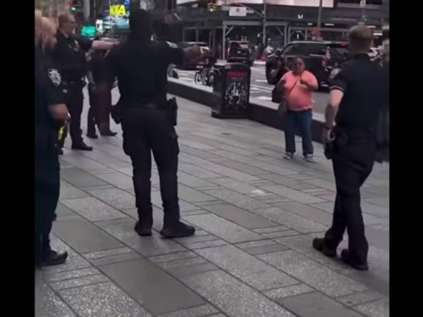 Pamela Cisneros, la atacante, murió a manos de la policía, que le disparó tras negarse a soltar los dos cuchillos con los que agredió a sus víctimas.