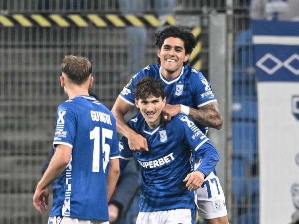 Luis Palma celebrando con Pablo Rodríguez el gol del triunfo del Lech Poznán contra el KuPS Kuopio.