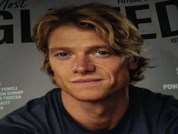 El actor Tom Rhys Harries interpreta a Clayface.