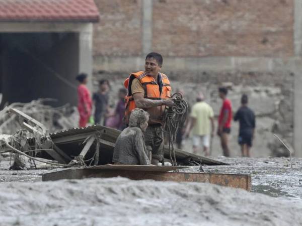 Los equipos de rescate transportan a una anciana rescatada de una residencia de ancianos de Devighat tras una crecida repentina en Trishuli Bazar, en el distrito de Nuwakot (Nepal).