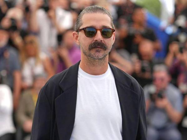 Las autoridades locales informaron que el intérprete enfrenta “dos cargos por simple agresión”, según consta en los registros judiciales consultados por el medio estadounidense.