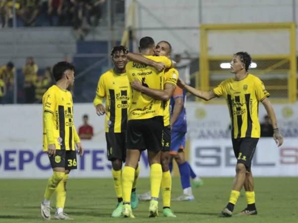 Eddie Hernández festejando su primer gol del partido que significó el 2-0 del Real España ante la UPN.