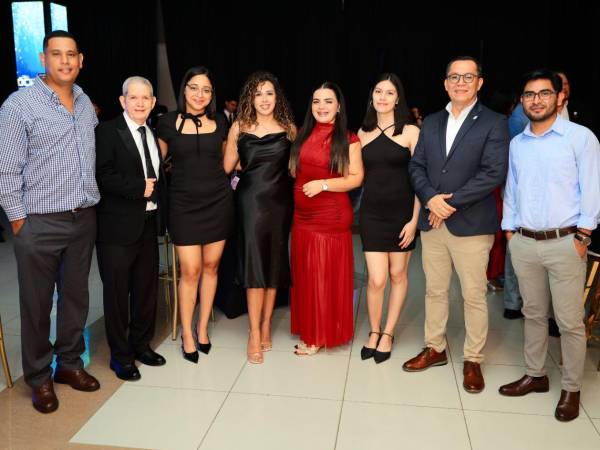 Se estima que son 300 nuevos profesionales que obtendrán su título en la graduación número 57 de la Universidad Tecnológica de Honduras (UTH). Durante el coctel de graduandos 2026 compartieron en camaradería una velada elegante y jovial.