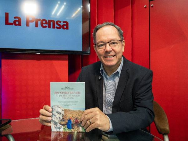 Rafael Delgado Elvir y su libro José Cecilio del Valle: El político del estudio y la acción, en el estudio de Diario La Prensa.