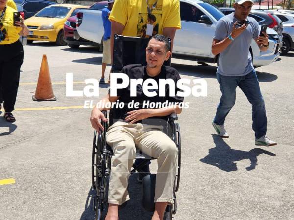 Luis Mejía estremeció a los presentes del Aurelio Fest26 tras relatar el accidente donde murió su esposa y él quedó en silla de ruedas.