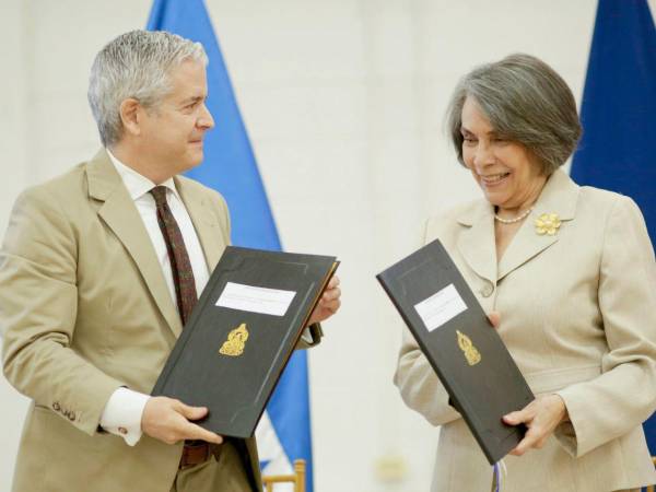 El acuerdo fue firmado por la canciller hondureña, Mireya Agüero, y el embajador de la UE en Tegucigalpa, Gonzalo Fournier.