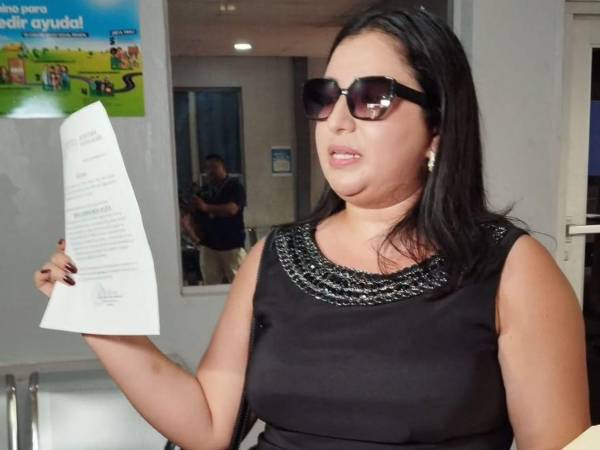En comparecencia ante los medios de comunicación, la docente denunció públicamente al secretario de la Dirección Departamental de Educación en Cortés por presunto acoso sexual.