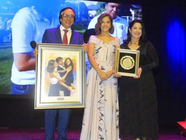 Carolina Vélez recibió su placa honorífica y un cuadro pictórico donde aparece junto a sus hijos Fer y Ale.