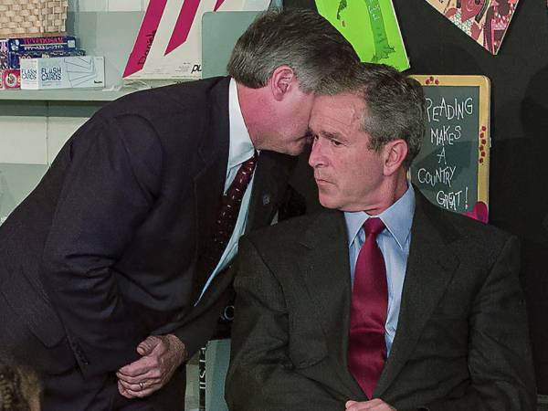 Fotografía del momento en que avisan al presidente Bush que las Torres Gemelas están siendo atacadas.
