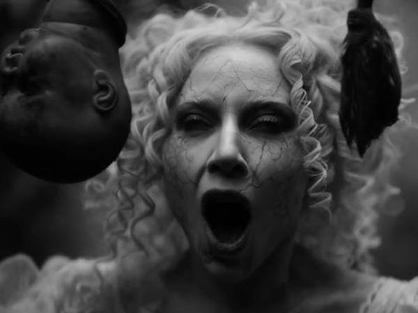 Lady Gaga durante la grabación de su videoclip, el cual fue publicado en blanco y negro.