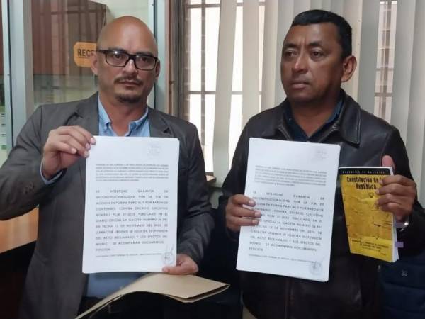 Los abogados Fernando González y Andrés Martínez en la Corte Suprema de Justicia.