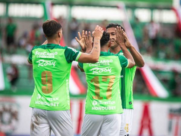 Jugadores del Marathón celebrando.