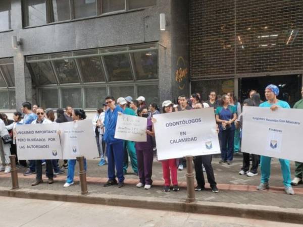 Frente a las amenazas, los odontólogos afirmaron que seguirán con las asambleas informativas mientras esperan una respuesta a sus demandas.