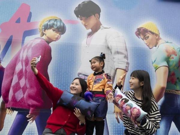 Fans posan en la zona temática de K-Pop Demon Hunters del parque de atracciones Everland en Yongin, provincia de Gyeonggi en Corea del Sur.