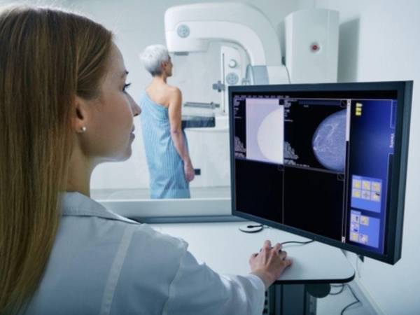 Las mamografías pueden detectar el cáncer antes de que sea lo suficientemente grande para que se sienta al palpar o cause síntomas.