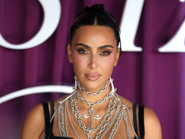 Casi una década después de vivir uno de los episodios más traumáticos de su vida, Kim Kardashian recibió una indemnización simbólica de un euro por el robo a mano armada que sufrió en París en 2016. La decisión fue emitida el martes 15 de septiembre de 2026 por un tribunal francés, en un proceso civil relacionado con el asalto que conmocionó al mundo del entretenimiento.